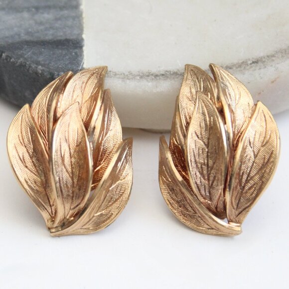Vintage Unbranded Multi-Cluster Gold-Rimmed Leaf Wein Clip-On Earrings - Picture 1 of 3